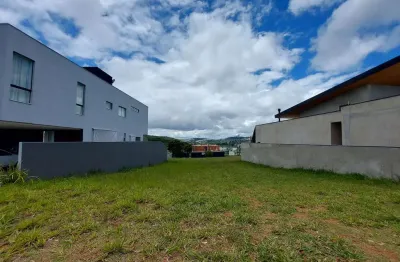 Lote plano e de frente para a pracinha do alphaville para venda