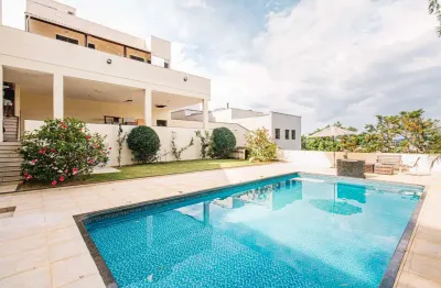 Ampla e com uma área de piscina perfeita para o verão para venda