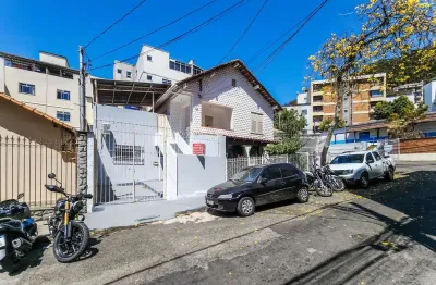 Casa com 3 quartos para alugar na Rua Uruguaiana, 167, Jardim Glória, Juiz de Fora