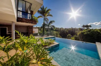 Uma casa imponente pela fachada e um refúgio pelos ambientes para venda