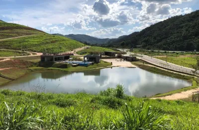 Aproveite sua vista cercada de muito verde no estrela do lago para venda