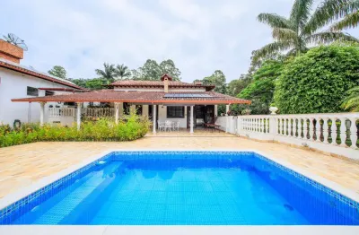 Um refúgio com 5.500 m² de terreno, com lago, pomar e horta para venda