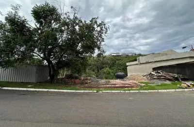 Lote com 732 m², em declive e em contato com a natureza para venda