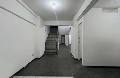 Loja em local movimentado, com uma ampla sobreloja para locação