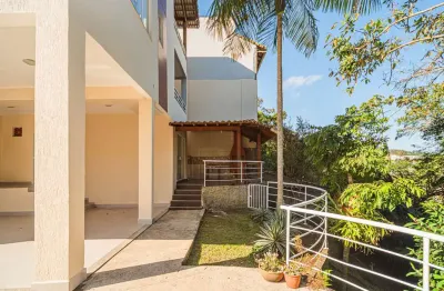 Uma casa para viver bem, cercada de verde e luz natural no são lucas para venda