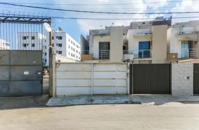 Casa com 3 quartos, suíte e área externa com churrasqueira para venda