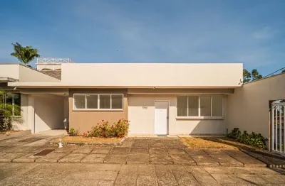 Casa linear em condomínio exclusivo no aeroporto para venda
