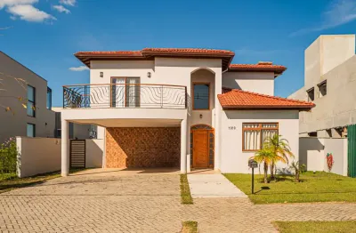 Uma fachada clássica, interior moderno e conforto de sobra para venda