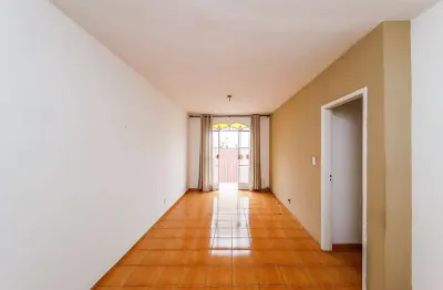 Apartamento com varanda e vista próxima ao centro para venda