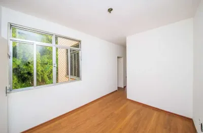 Apartamento confortável, em rua plana e com vaga no centro para venda