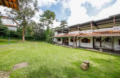 Casa com 4 suítes, edificação com 3 apartamentos em um terreno com tamanho diferenciado