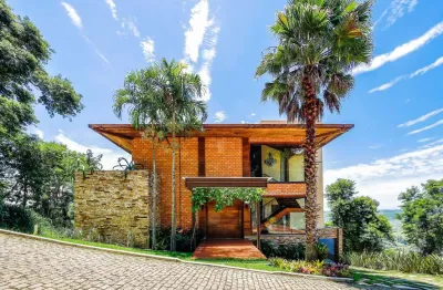 Uma casa que dispensa palavras, com lazer, privacidade e mobília para venda