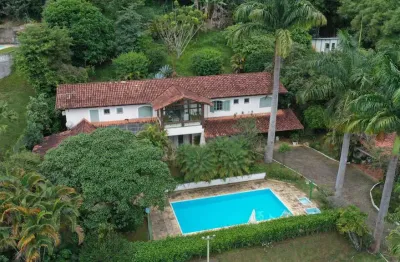 Uma casa que respira calma e conforto, em mais do 6.000 m² de terreno para venda ou locação.