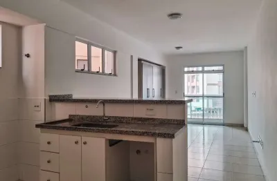 Apartamento prático, bem localizado e com varanda para locação