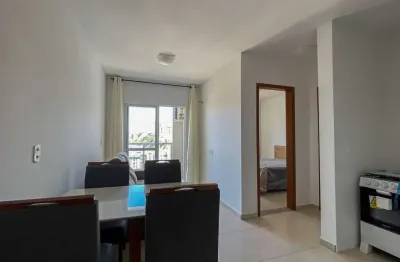 Apartamento mobiliado com varanda e bem localizado para venda