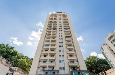 Quarto e sala com vista para a mata no alto dos passos para locação
