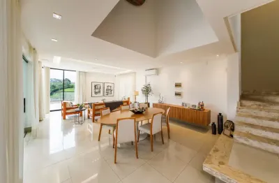 Casa com 4 quartos, 3 suítes e piscina no aeroporto para venda