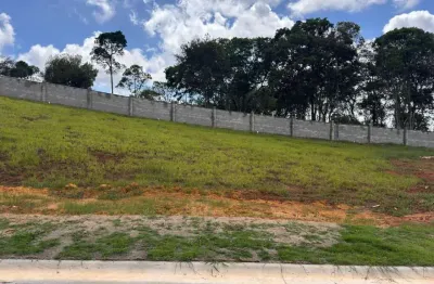 Terreno plano e bem posicionado em condomínio fechado para venda