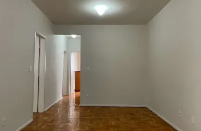 Apartamento amplo e reformado próximo à área central para locação