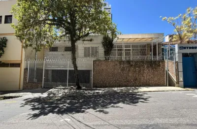 Casa com 398 m² e ampla estrutura versátil em área plana no centro para locação