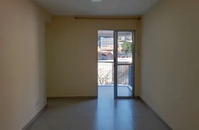 2 quartos com varanda, vaga e perto do Centro para venda ou locação.