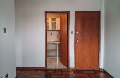 2 quartos com varanda e vaga coberta no Morro da Glória para locação