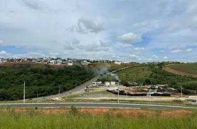 Terreno em declive com vista aberta em condomínio fechado para venda