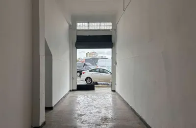 Loja ampla com 2 acessos e pé direito duplo no Manoel Honório para locação