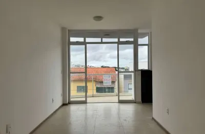 Apartamento com sala ampla, pé direito alto e varanda de frente para locação