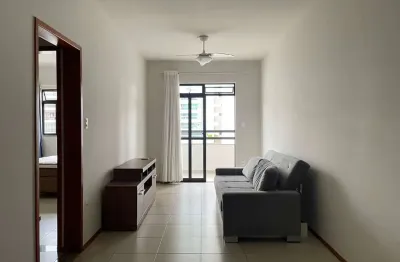 Bem localizado, mobiliado e com 2 vagas no Centro para locação