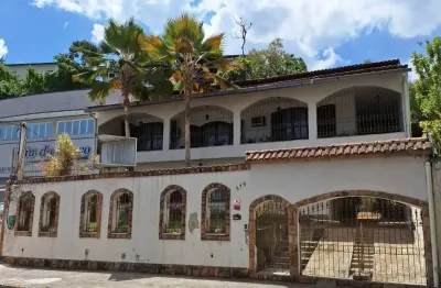 Jacarepagua, pechincha. casa ampla com 450m² de área construída + anexo completo , com piscina, jardim, churrasqueira com pergolado e mais uma cozinha . na rua comendador siqueira ( serve para comerci