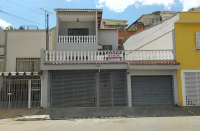 Sobrado com 3 quartos sendo uma suíte, copa cozinha, quintal e duas garagens