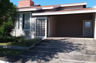 Aconchegante casa térrea. meio de quadra. condomínio fechado.