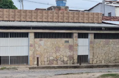 Excelente casa para venda, possui 187 metros quadrados de área útil, com 03 quartos sendo uma suíte, no bairro de Rio Doce  - Olinda - PE