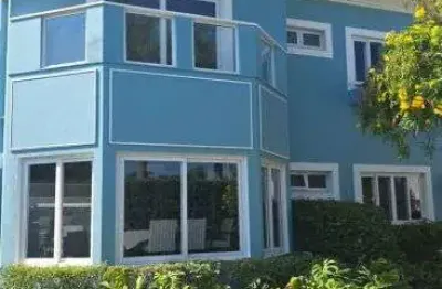 Casa triplex, 4 quartos no condomínio cristal lake-barra da tijuca - rio de janeiro - rj