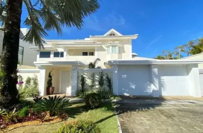 Casa triplex condomínio santa mônica jardins para venda possui 612 metros quadrados com 5 suítes.