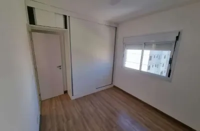 Apartamento 02 quartos, ótima localização, próximo ao comércio.