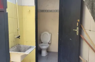 Loja frente de rua com visibilidade total , com banheiro e laje pronta para construir até 3 andares para cima .