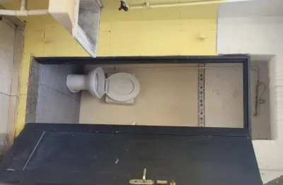 Ponto Comercial e  imóvel  , frente de rua com visibilidade total , com banheiro e laje pronta para construir até 3 andares para cima .