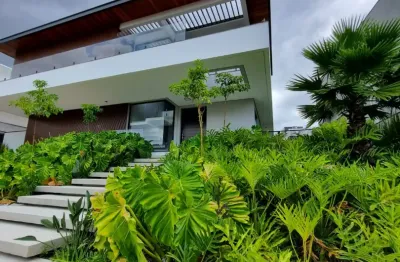 Magnífica casa em condomínio!!! assinada pelo renomado arquiteto dalber aguero, esse sobrado se destaca pelo acabamento de altíssimo padrão com 5 suítes (sendo 4 com closet e uma no piso inferior)