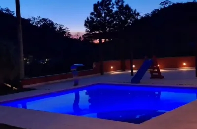 Casa deslumbrante com quadra de esportes e piscina m condomínio fechado.