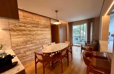 Apartamento amplo, iluminado, 2 dorms/ 2 vagas de garagem/ condominio completo.