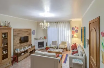 Sobrado à venda com 3 quartos, sendo 1 suíte e 3 vagas de garagem