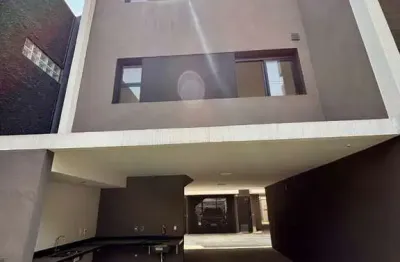 Casa a venda em condomínio com 163m2, 2 quartos sendo 2 suítes e 2 vagas de garagem