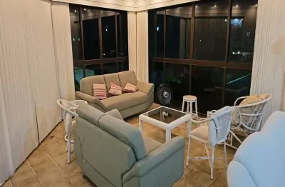 Apartamento a venda na praia da enseada 4 quartos sendo 2 suítes e 2 vagas de garagem!