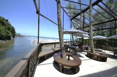 Casa à venda no condomínio iporanga no guarujá com 3 pavimentos, 5 quartos sendo 5 suítes e 6 vagas de gagagem