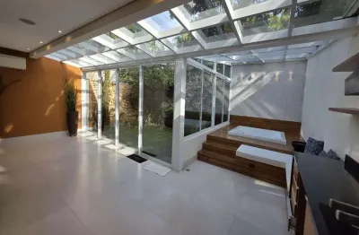 Casa em condomínio â venda com 3 quartos sendo 3 suítes e 3 vagas de garagem!