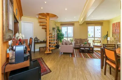 Cobertura duplex com 231 m² bem distribuídos e muito iluminada.