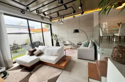 Casa a venda em na nobre região do campo belo e totalmente fora de rota dos aviões do aeroporto de congonhas, conta com 3 amplos quartos,