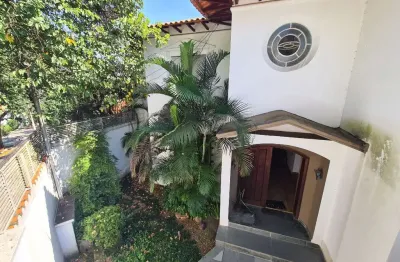 Sobrado à venda no brooklin com 4 quartos e 4 vagas - 317m² - rua com vigilância 24 horas.